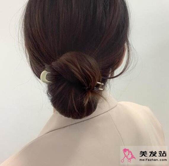 簡單好看扎發設計 輕松凸顯時尚氣質