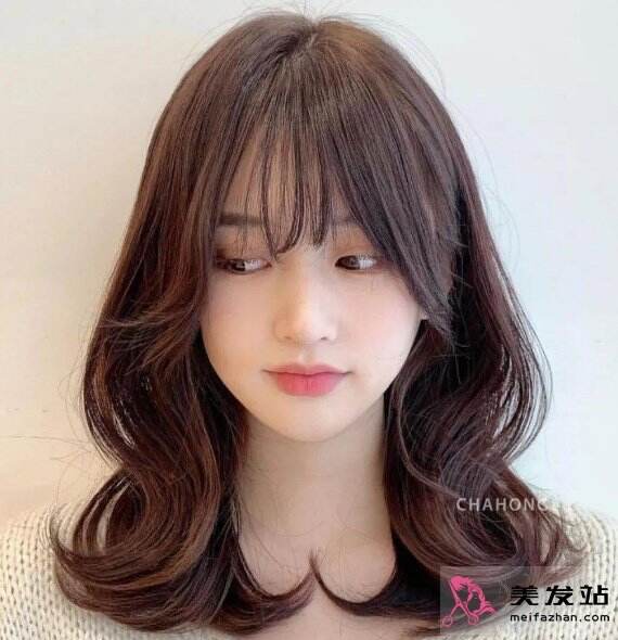 不挑臉型鎖骨發(fā)型 甜美減齡不失時(shí)尚感