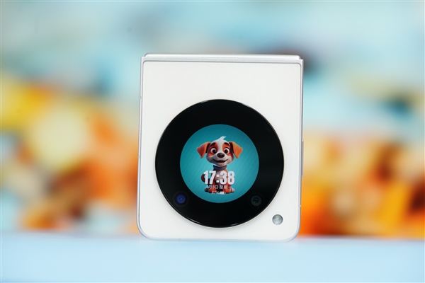折疊屏手機僅2999元！努比亞Flip圖賞