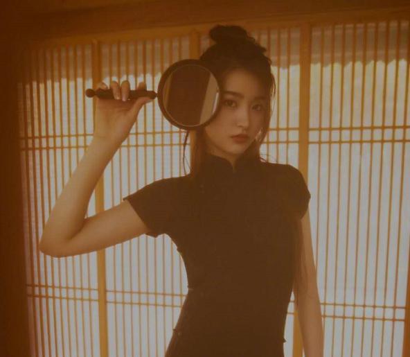 剛出道就發福 95后女星近照腰身魁梧腿太粗，不復以往精致形象（95后女星近照腰身魁梧腿太粗）(8)