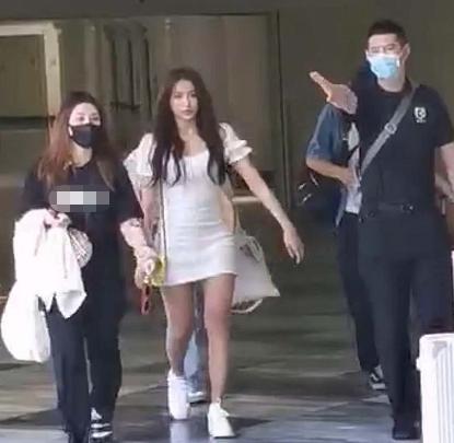 剛出道就發福 95后女星近照腰身魁梧腿太粗，不復以往精致形象（95后女星近照腰身魁梧腿太粗）(3)