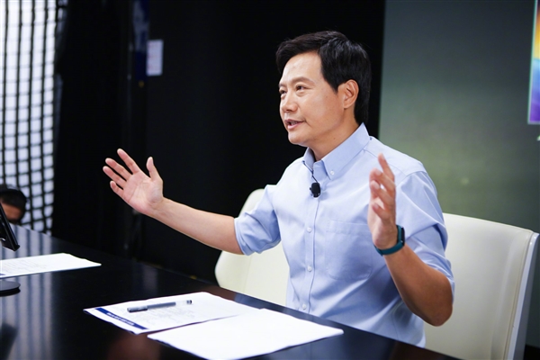 余承東稱用手機支架是導航不行 網友吵翻：雷軍回應同行交流有助提升產品水平