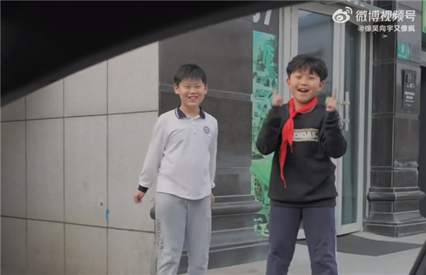 小米SU7被倆小孩歡呼雀躍式圍觀 網友直呼埋下了種子 雷軍回應