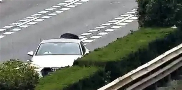 女子高速上奧迪車開到只剩輪轂 輪胎在飛：無視故障燈 網友感慨狠人