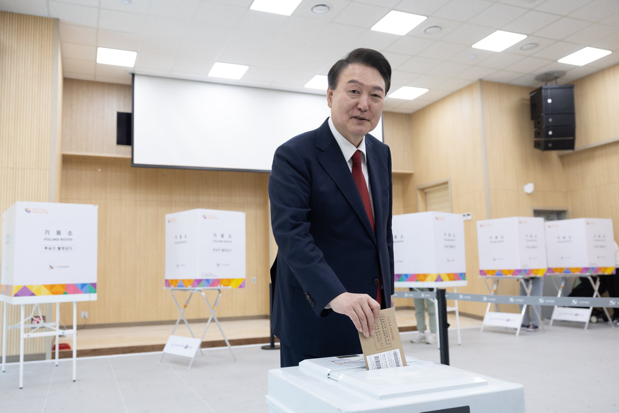 “中期考核”大敗、一眾高官集體辭職，韓國總統(tǒng)尹錫悅要面臨什么？