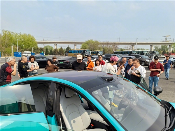 小米SU7被老外圍觀：羨慕中國全是電動車 驚嘆中國之繁華