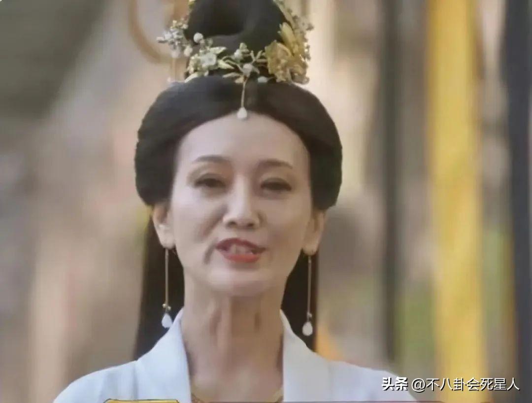 "趙雅芝穿著紫色套裝引爭議，70歲扮嫩還是自由選擇？" 20