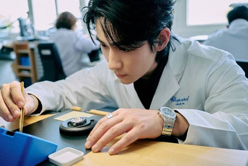 Chopard蕭邦全球品牌大使朱一龍佩戴珠寶腕表臻品出席“鐘表與奇跡”（Watches and Wonders）日內瓦高級鐘表展直播活動