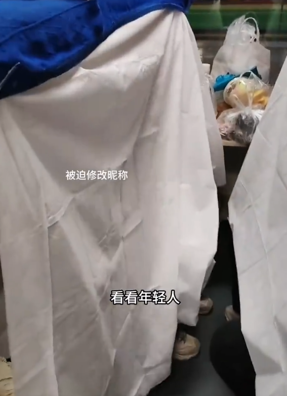 阿姨吐槽年輕人臥鋪掛簾子不讓坐 網友評論一邊倒：別道德綁架