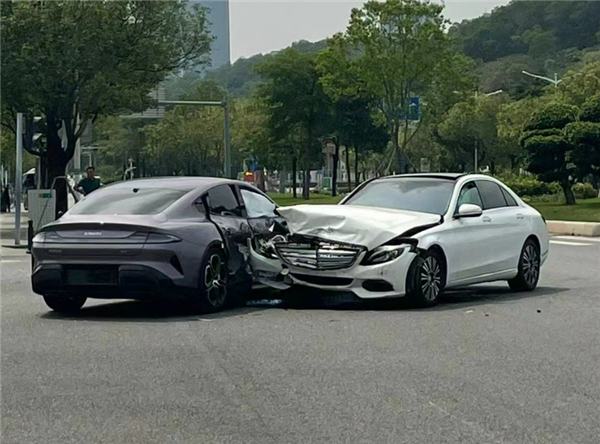 小米SU7上路首撞負全責 行車記錄儀視角公布：左轉未讓直行
