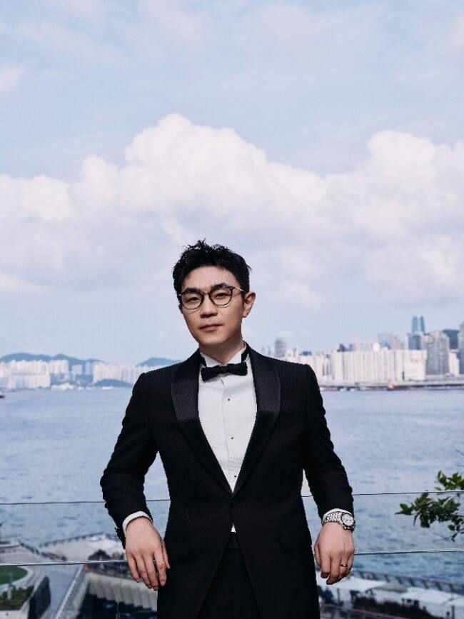 導演、演員大鵬佩戴Chopard蕭邦珠寶腕表臻品出席第42屆香港電影金像獎頒獎典禮