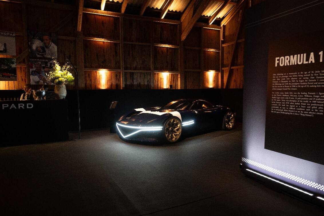 Chopard蕭邦聯合總裁卡爾-弗雷德里克·舍費爾攜手傳奇賽車手杰克·埃克斯共同揭曉全新創意合作成果 Mille Miglia Classic Chronograph JX7腕表