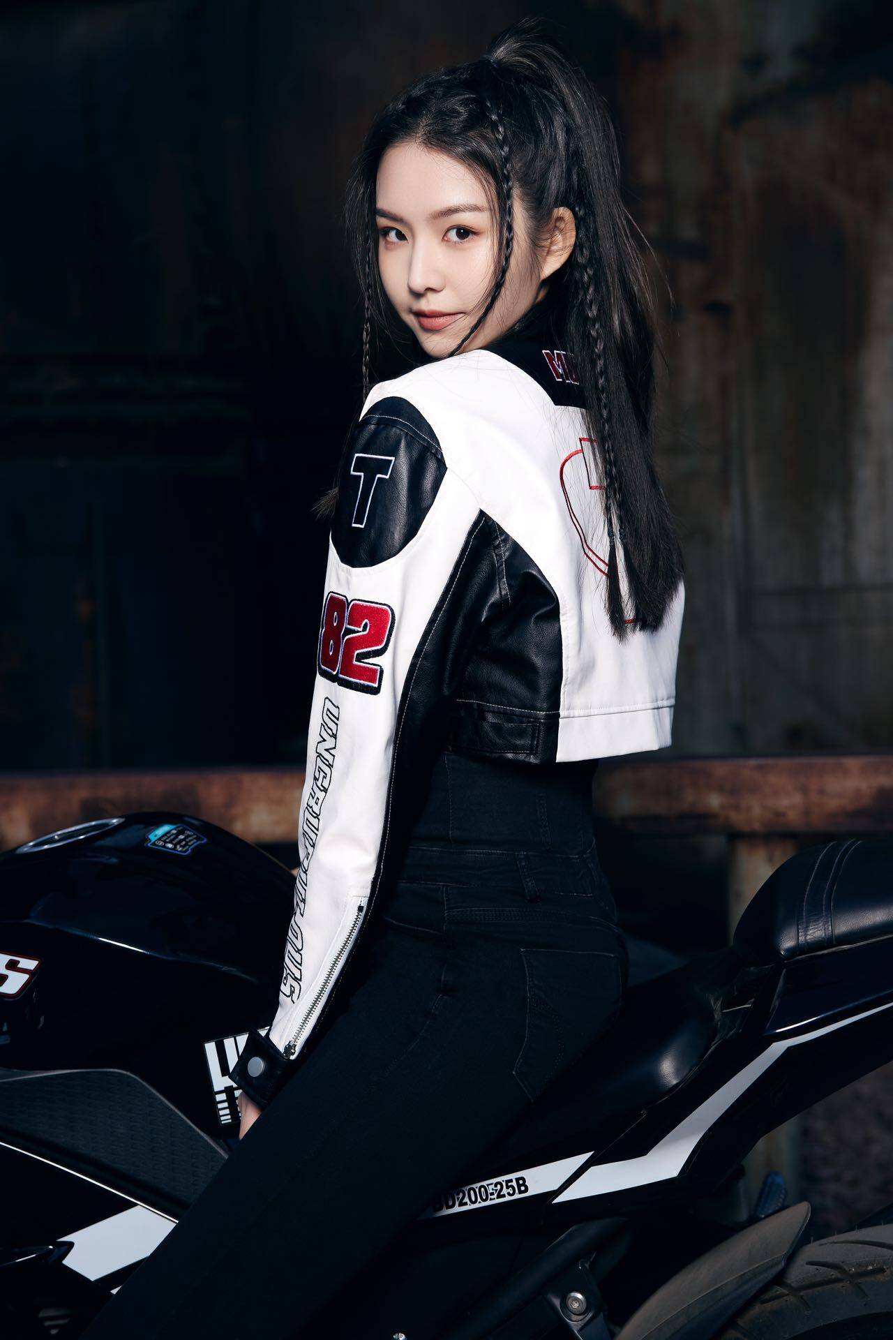 機(jī)車(chē)寫(xiě)真嘗試全新風(fēng)格 陳雨賢展現(xiàn)百變魅力