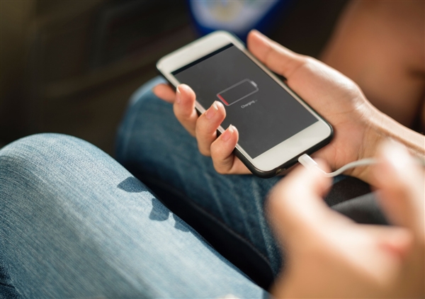 iPhone用戶沒法直視！全球手機平均充電功率34W：中國輕松達50W