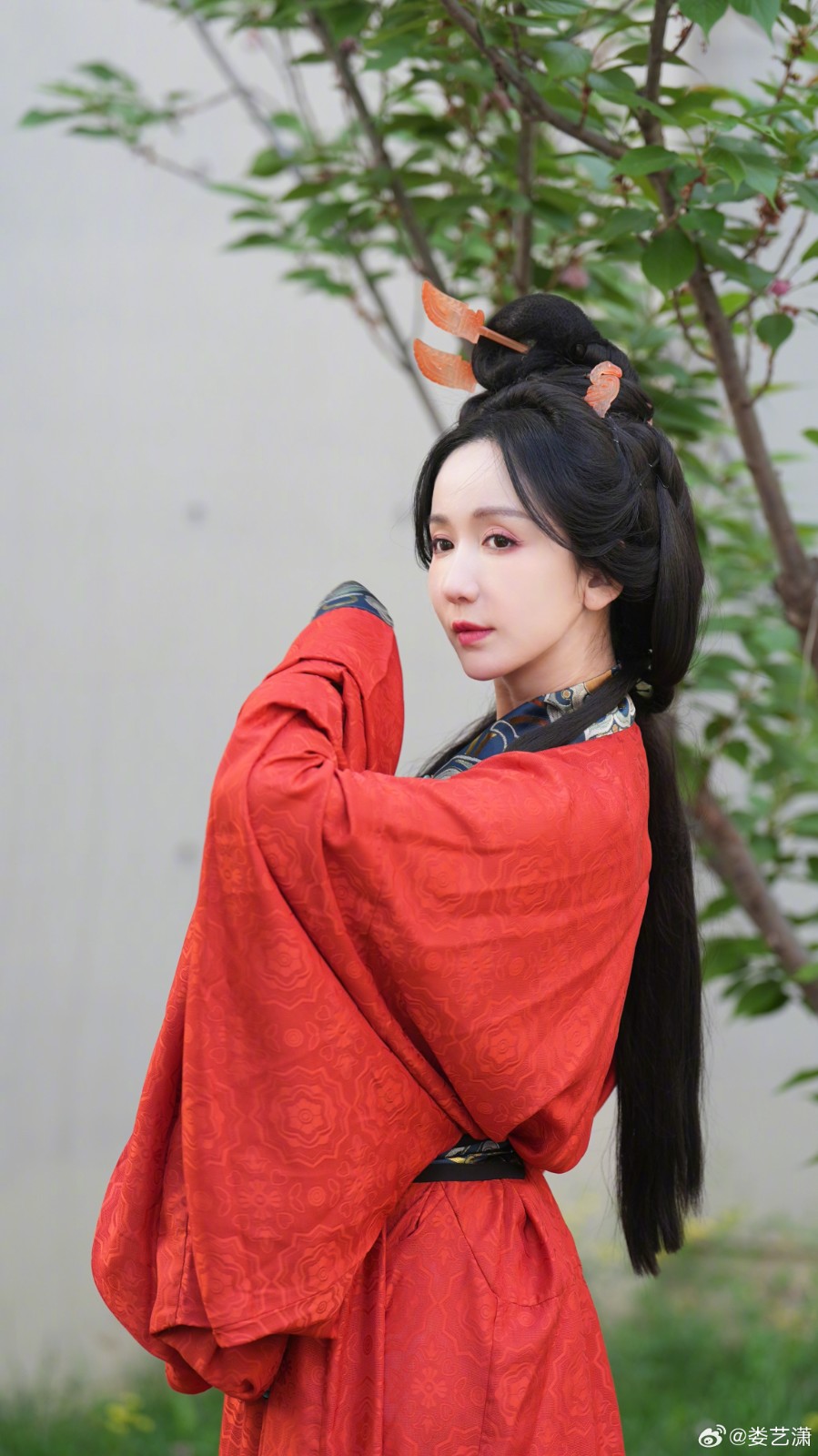 婁藝瀟打游戲穿漢服Cos武則天 真的非常驚艷！