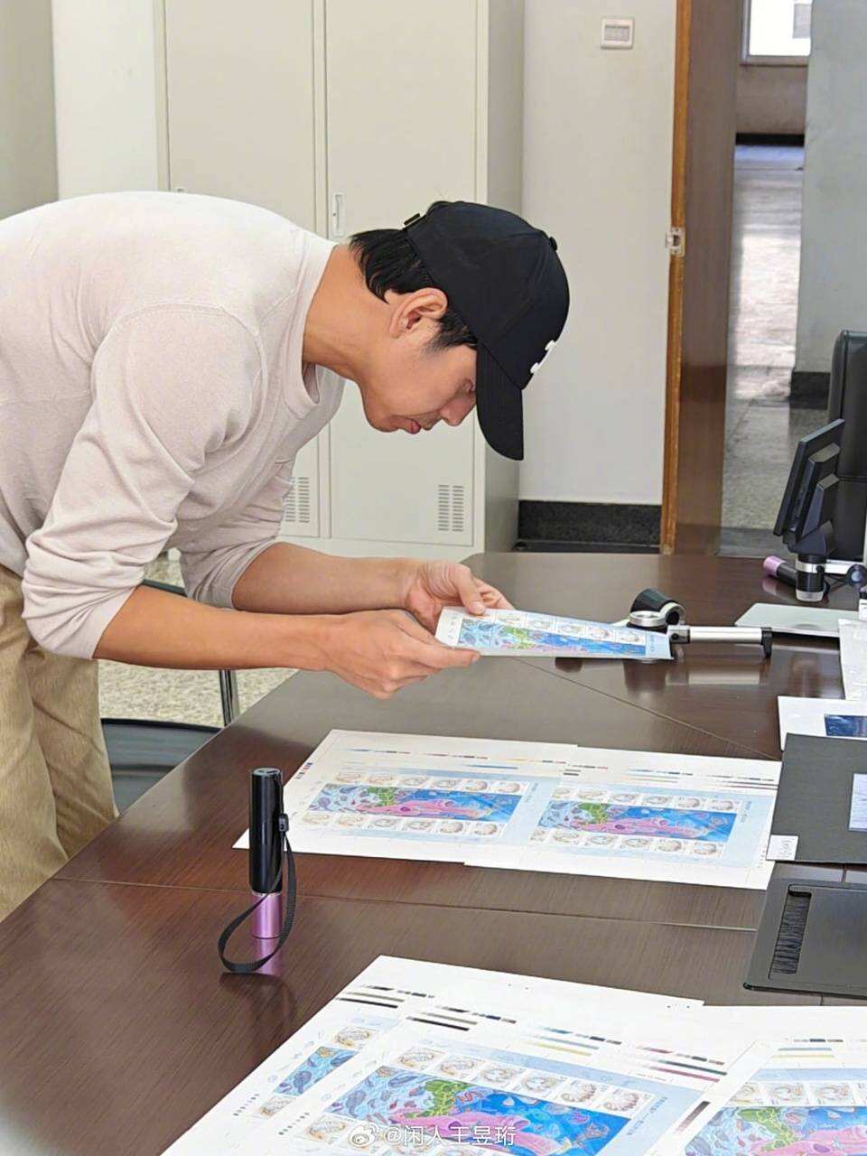 水哥王昱珩參與設計郵票正式發行 直播辟謠戀情：無中生有