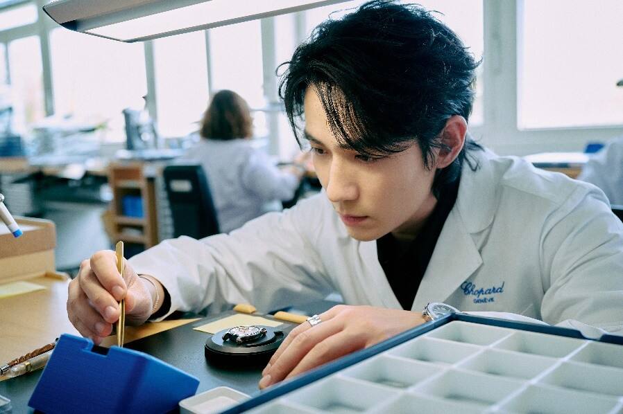 Chopard蕭邦全球品牌大使朱一龍參觀品牌工坊，探秘卓越匠藝與至臻美學