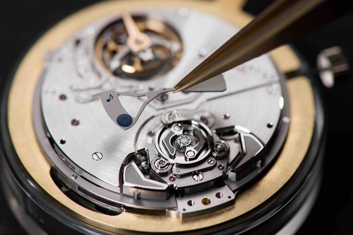 卓越制表工藝和高復雜外緣擺陀技術 寶齊萊(CARL.F.BUCHERER) 最新表款均采用自制機芯并配備高級復雜功能