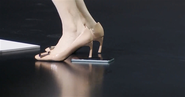 產品經理穿高跟鞋暴踩OPPO K12：結果完好無損