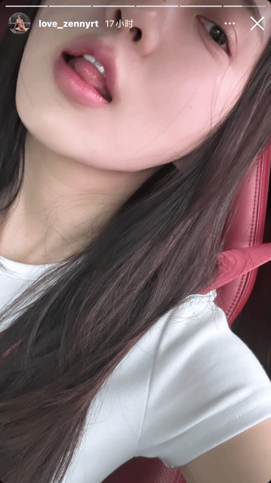 《星刃》女主體模更新美照：保時捷車中自拍 表情誘人