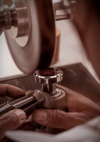 Chopard蕭邦全球品牌大使朱一龍參觀品牌工坊，探秘卓越匠藝與至臻美學