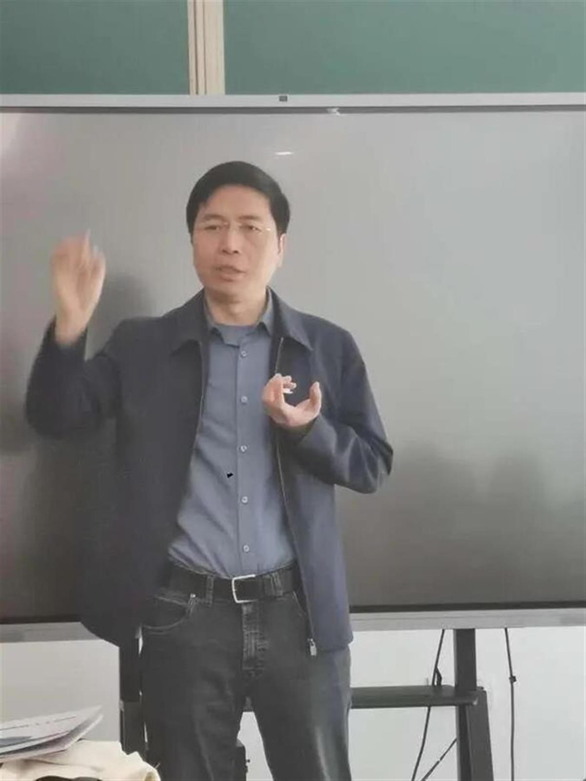 走路像太奶的機(jī)器人賣80萬,創(chuàng)意者系北京大學(xué)智能學(xué)院院長(zhǎng)，曾3次獲得計(jì)算機(jī)視覺領(lǐng)域的最高獎(jiǎng)項(xiàng) 6