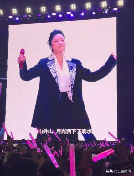 鳳凰傳奇演唱會全場大合唱,山河圖臺下卻不唱了,網友:太好笑了的圖片 10 鳳凰傳奇演唱會全場大合唱,山河圖臺下卻不唱了,網友:太好笑了 10