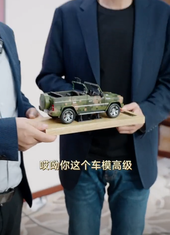 雷軍帶SU7車隊拜訪北汽集團：感謝對小米汽車巨大幫助