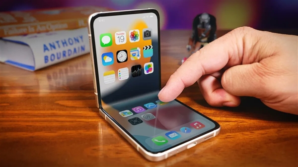 iPhone折疊屏將可雙向折疊引熱議 網友：成品遙遙無期