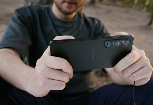 索尼Xperia 1 VI手機官圖曝光：砍掉祖傳4K帶魚屏、配驍龍8 Gen3