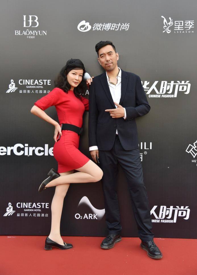 鐘小丹亮相北影節電影嘉年華 紅毯造型婀娜多姿