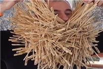 男子胡子插入600根燒烤簽子創吉尼斯世界紀錄 下巴變刺猬
