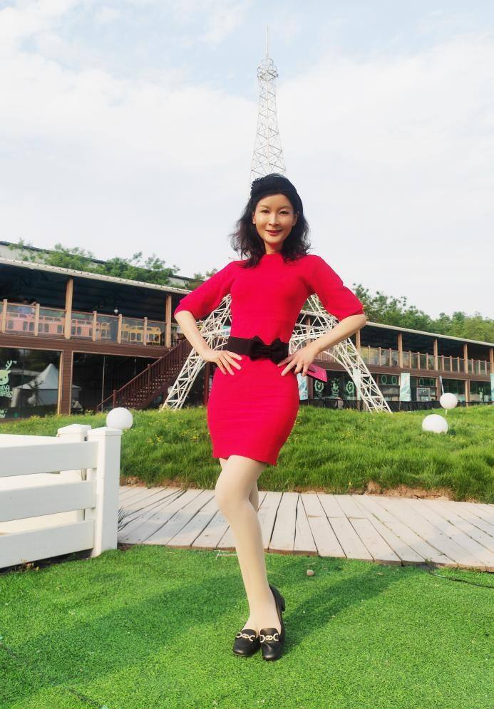 鐘小丹亮相北影節電影嘉年華 紅毯造型婀娜多姿