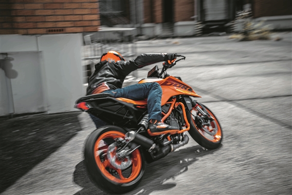 3萬9千8！全新KTM 390 DUKE上市：單缸四沖程可彈射起步