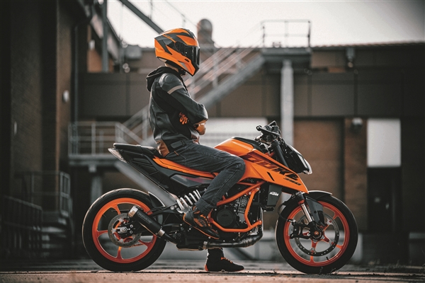 3萬9千8！全新KTM 390 DUKE上市：單缸四沖程可彈射起步