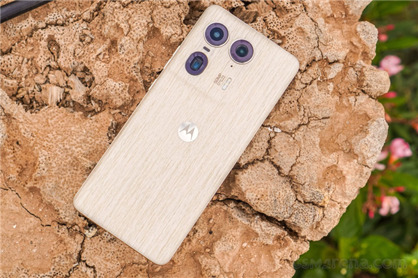 moto X50 Ultra官宣：moto首款AI旗艦