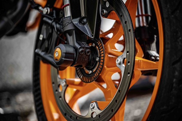 3萬9千8！全新KTM 390 DUKE上市：單缸四沖程可彈射起步