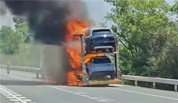 一車問界新車高速路上起火 物流公司回應(yīng)：運(yùn)輸卡車剎車抱死引起