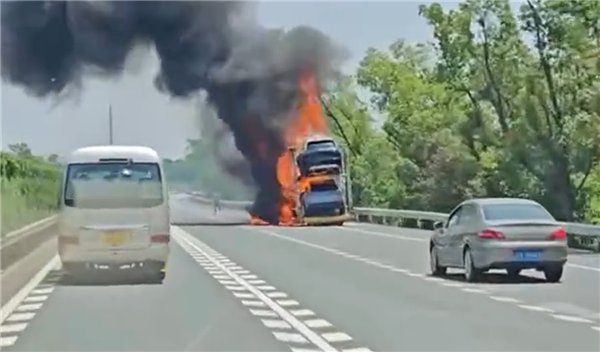 一車問界新車高速路上起火 物流公司回應(yīng)：運(yùn)輸卡車剎車抱死引起