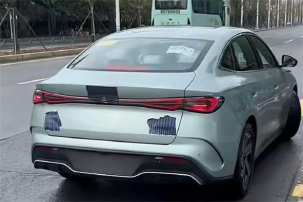 第五代混動(dòng)技術(shù)加持！比亞迪海豹06 DM-i實(shí)車曝光：有望月底上市