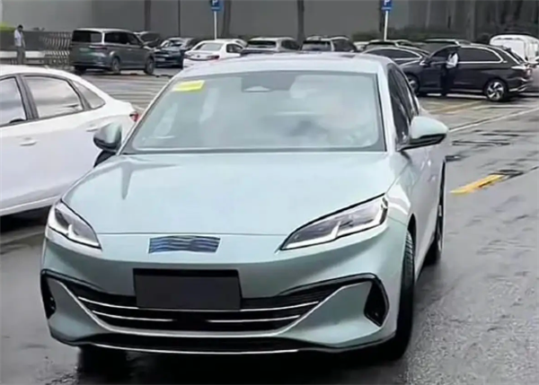 第五代混動(dòng)技術(shù)加持！比亞迪海豹06 DM-i實(shí)車曝光：有望月底上市
