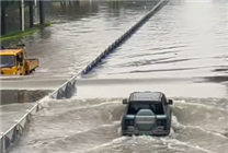 南寧暴雨內澇 仰望U8積水中行駛 人稱暴雨中的孤勇者