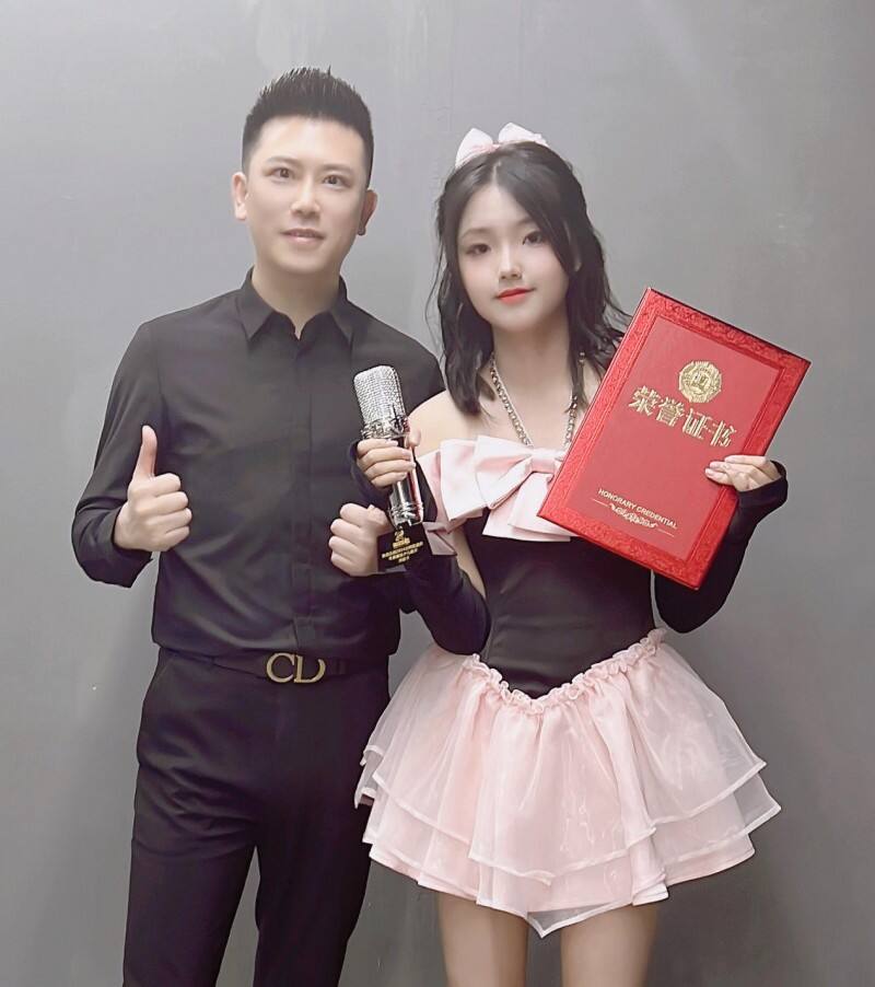 新音樂榜2024全明星盛典 少女歌手胡馨予奪獎并獻唱