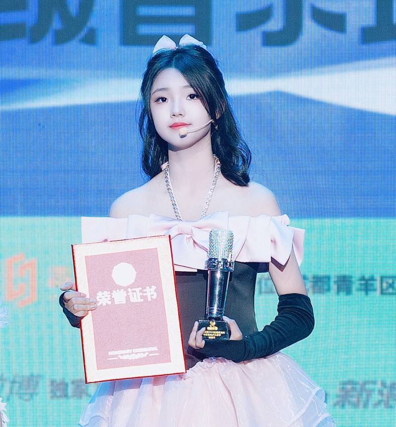 新音樂榜2024全明星盛典 少女歌手胡馨予奪獎并獻唱