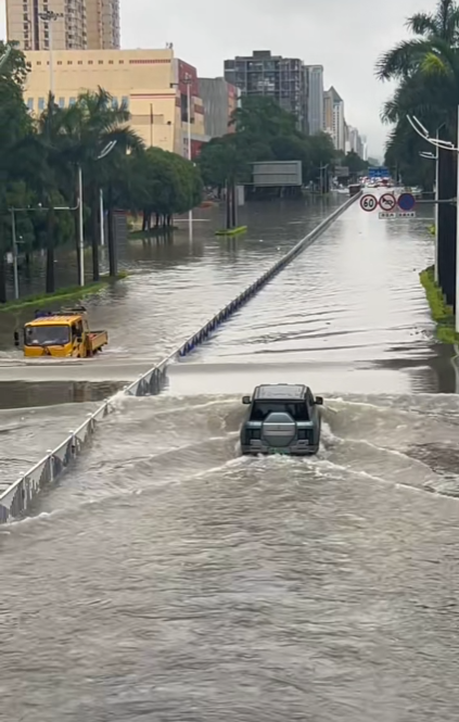 南寧暴雨內(nèi)澇 仰望U8積水中行駛 人稱暴雨中的孤勇者