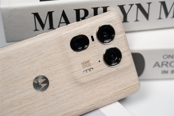具辨識度的moto旗艦！moto X50 Ultra上手