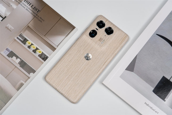 具辨識度的moto旗艦！moto X50 Ultra上手
