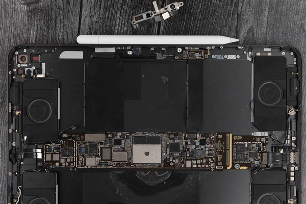 這回不容易掰彎了！蘋果新款iPad Pro暴力測試