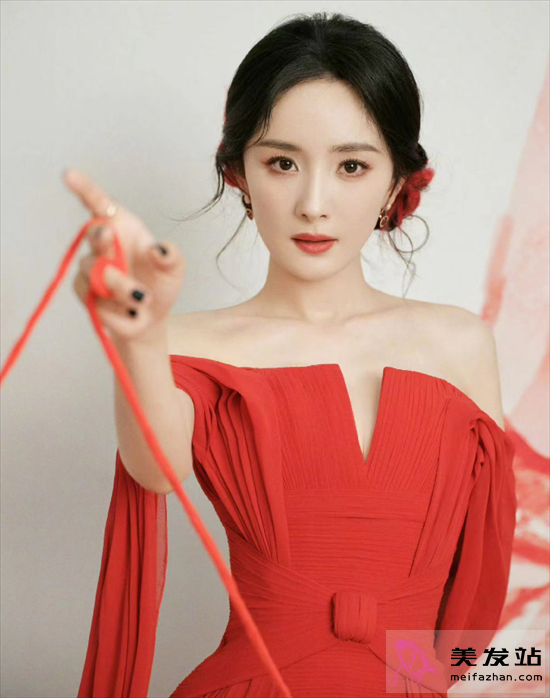 楊冪涂山紅紅造型 紅色紅裙盤發美翻了