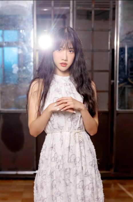 楊若歆發布最新單曲《迷霧之謎》從啦啦女神到音樂新星的華麗轉身